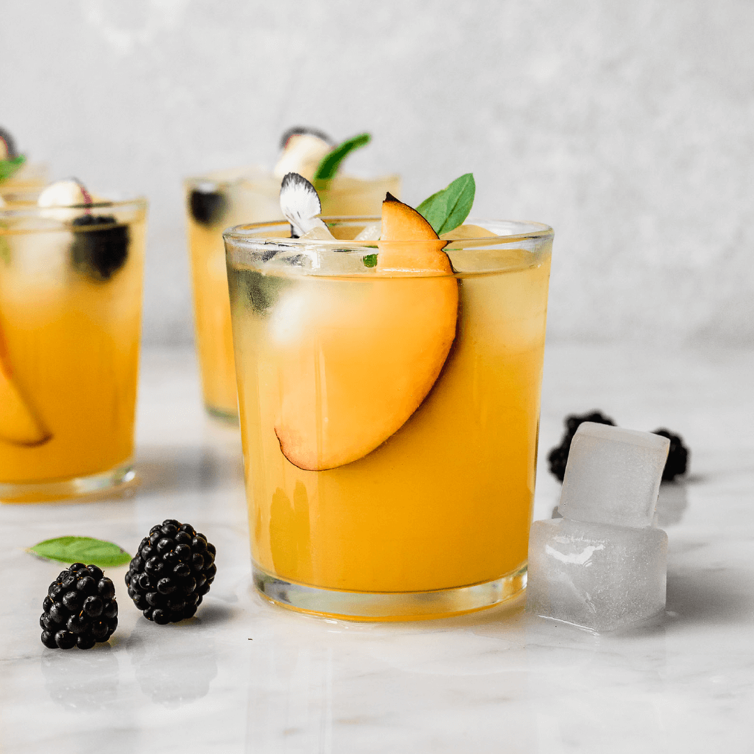 Sorprende a tus invitados con un vino de durazno casero