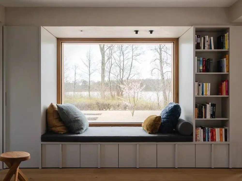 Crea un rincón de lectura cómodo en tu sala