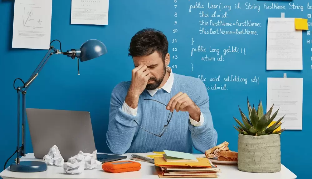 Cómo optimizar la iluminación en tu lugar de trabajo para reducir la fatiga