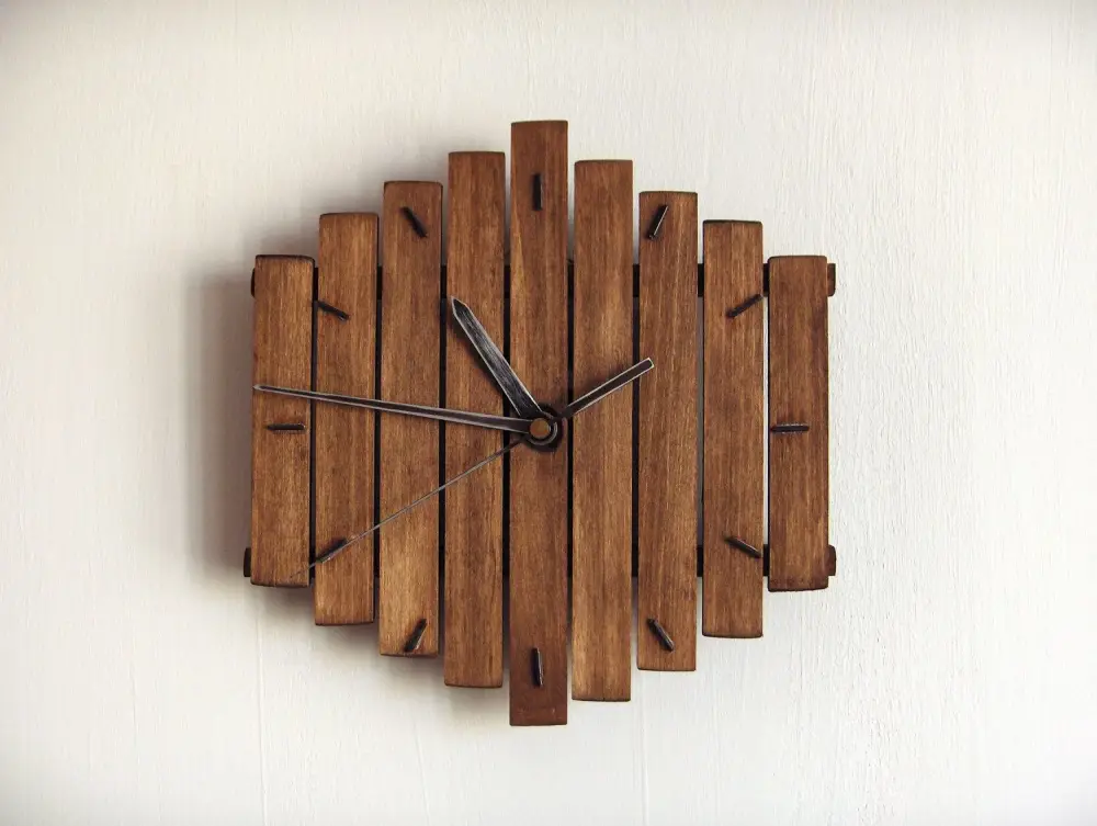 Reloj de pared DIY con madera reciclada para un estilo rústico chic
