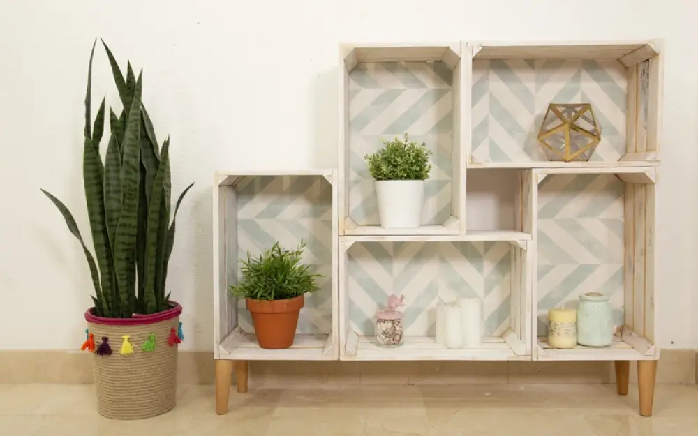 Convierte cajas de madera en una estantería personalizada para tu hogar