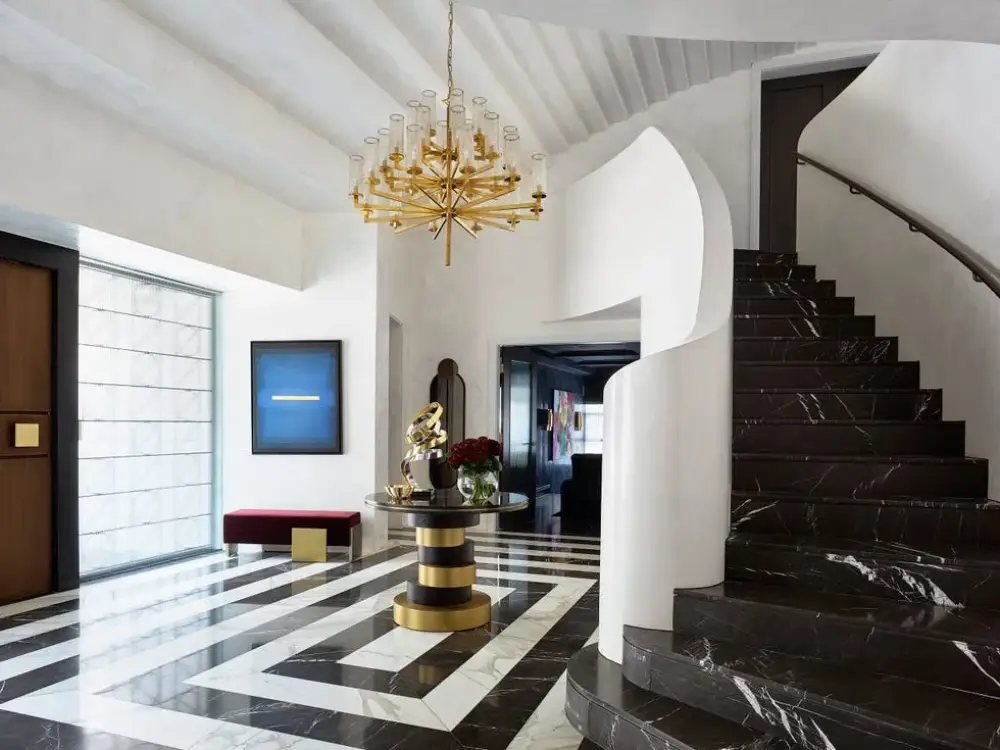 Renueva tu hogar con detalles en mármol y metal